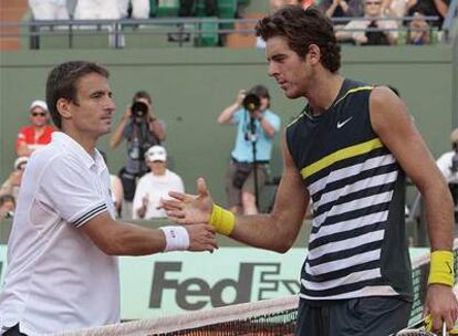 Robredo y Del Potro se saludan.