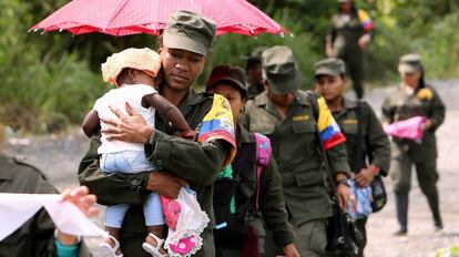 Guerrilleras de las FARC con sus hijos, tras la firma de los acuerdos de paz de Colombia.