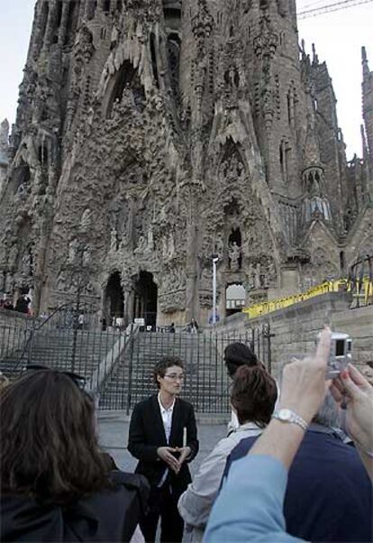 La guía turística Elisenda Balcells (colegiada nº 2.422) explica la Sagrada Familia a un grupo de turistas.