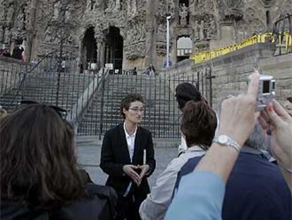 La guía turística Elisenda Balcells (colegiada nº 2.422) explica la Sagrada Familia a un grupo de turistas.