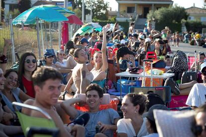 Asistentes al Arenal Sound de este año se relajan en un área de descanso.