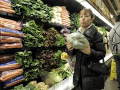 Una mujer compra hortalizas en un supermercado. EFE/Archivo