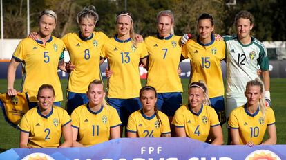 La selección sueca de fútbol femenino, antes de iniciar un partido. 
 