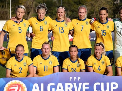 La selección sueca de fútbol femenino, antes de iniciar un partido. 
 