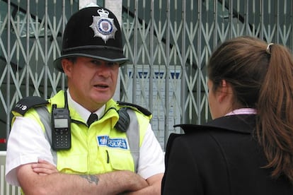 Sir Ian Blair, comisario de la Polica metropolitana de Londres, ha delcarado que "la red del transporte permanecer cerrada algn tiempo" mientras las autoridades investigan lo ocurrido y tratan de determinar el alcance de los incidentes. En la foto, un agente de polica explica a una mujer cul es la situacin a las puertas de la estacin de metro Canary Wharf, al este de Londres.