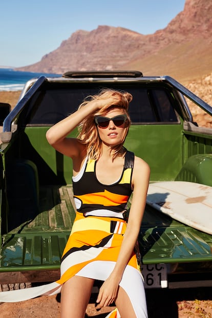 Vestido de Louis Vuitton 
y gafas de sol 
de Givenchy.