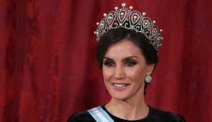 La reina Letizia, con la Tiara Rusa en la cena en honor del presidente chino, en el Palacio Real de Madrid.