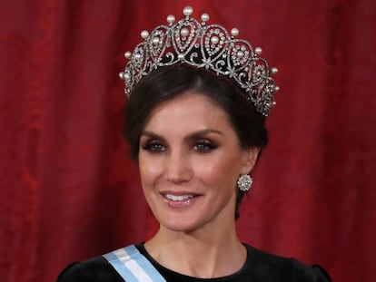 La reina Letizia, con la Tiara Rusa en la cena en honor del presidente chino, en el Palacio Real de Madrid.