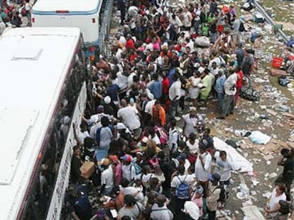 Cientos de habitantes de Nueva Orleans son evacuados en autobuses.