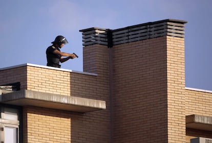 Un agente de Policía en la azotea de un edificio de la calle Niceto Alcalá Zamora de Madrid