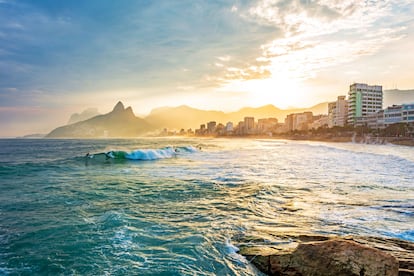 Playa de Ipanema (Río de Janeiro, Brasil). Ubicada en el corazón de la ciudad brasileña, esta es una de las playas más conocidas de la ciudad. Hay varios motivos: se puede surfear, jugar al voleibol o, simplemente, descansar y observar a la gente. Se puede terminar el día en uno de los chiringuitos al aire libre tomando leche de coco y observando cómo cae el sol, una de las mejores vistas de Río. La playa ha subido tres puestos respecto de la clasificación del año anterior.