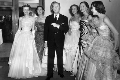 El diseñador rodeado de modelos luciendo sus diseños en Londres en 1950.