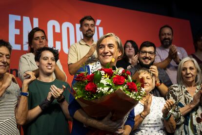 La exalcaldesa de Barcelona recibe un ramo de flores durante la Nau Bostik, este sábado.