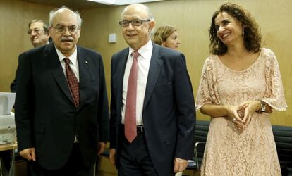 Andreu Mas-Colell (i), en un encuentro del ministro de Hacienda con consejeros del ramo.