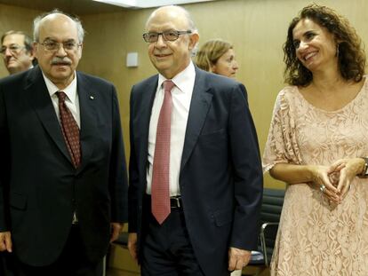 Andreu Mas-Colell (i), en un encuentro del ministro de Hacienda con consejeros del ramo.
