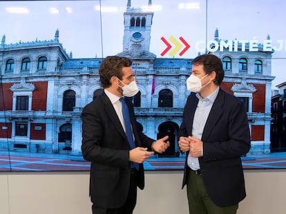 El presidente del PP, Pablo Casado, con el presidente de Castilla y León, Alfonso Fernández Mañueco, este miércoles en el Comité Ejecutivo Nacional del partido.