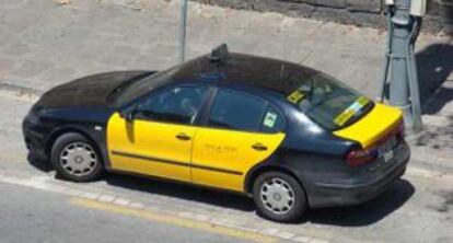 El característico taxi negro y amarillo que circula por Barcelona.