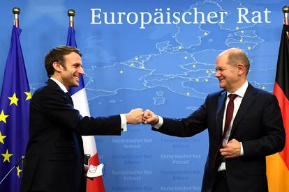 El presidente de Francia, Emmanuel Macron, y el canciller de Alemania, Olaf Scholz, el pasado 17 de diciembre en Bruselas.