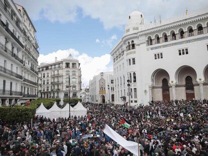 Manifestación contra el régimen argelino, este miércoles 10 de abril en Argel. 