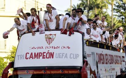 Los jugadores del Sevilla celebran el título sobre el autobús.