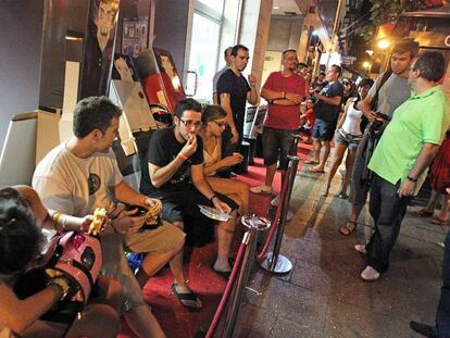 Cola ante la tienda de la calle de Goya donde a la medianoche se puso a la venta el iPhone 4.