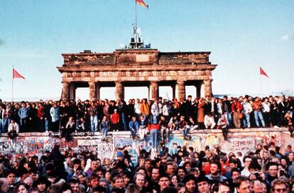 Imagen de la ca&iacute;da del muro de Berl&iacute;n contenida en el documental &#039;Cr&oacute;nica alemana. 50 a&ntilde;os de Rep&uacute;blica Federal&#039;.