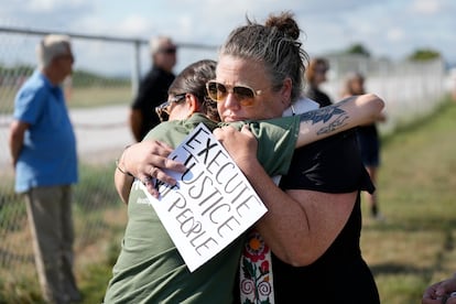 India Pungarcher, left, hugs Rev. Ingrid McIntyre as demonstrators gather in the area reserved for anti-death penalty protesters outside Riverbend Maximum Security Institution before the execution of Byron Black Tuesday, Aug. 5, 2025, in Nashville, Tenn