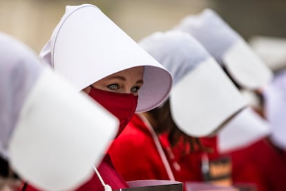 Unas mujeres vestidas con el popular uniforme de 'El cuento de la criada' se manifiestan delante de la Corte Suprema de Washington el 22 de octubre contra Donald Trump y Mike Pence.