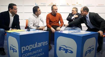 Alberto Fabra, entre Seraf&iacute;n Castellano y Alfonso Rus, en la reuni&oacute;n de est s&aacute;bado del PP. 