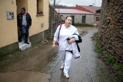 Yohalet V. sale de su casa de Monleras (Salamanca) de camino a la vivienda de una persona mayor dependiente, a la que cuida.