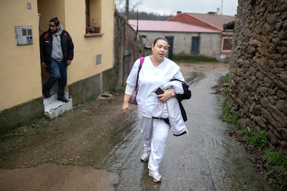 Yohalet V. sale de su casa de Monleras (Salamanca) de camino a la vivienda de una persona mayor dependiente, a la que cuida. 