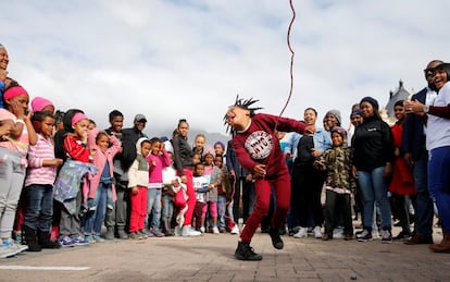 Un niño juega a la comba en plena conmemoración del nacimiento de Nelson Mandela, que hoy cumpliría 99 años, en Ciudad del Cabo, Sudáfrica.