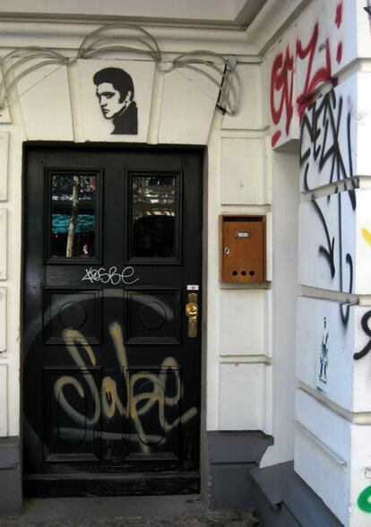 Elvis revive en la entrada de un portal de Hussenmannstrasse, antiguo Berlin este. Las calles que alojaron el rodaje de 'La vida de los otros' conforman hoy un tranquilo y encantador barrio residencial, Prenzlauer.