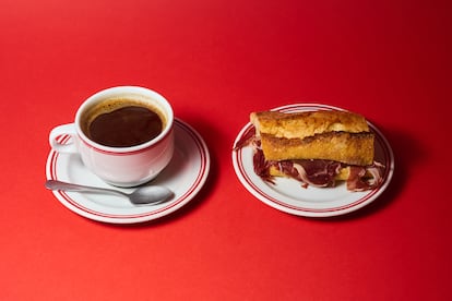 Desayuno salado de Cortado, el café español de París.