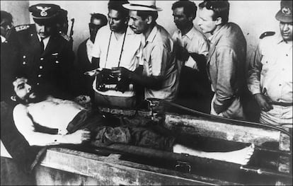 Fotografía tomada el 10 de octubre de 1967 en la que aparece el cadáver de Ernesto Che Guevara, rodeado de oficiales y periodistas bolivianos.