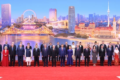 Foto de familia de la cumbre celebrada este domingo en Tianjin (China).