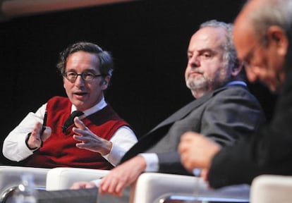 Jos&eacute; Mar&iacute;a Lassalle (l) at the forum, along with the president of the Santillana Foundation, Ignacio Polanco (c).