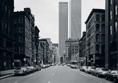 'West Broadway New York / Tribeca' (1978), con las Torres Gemelas como colosales vigías.