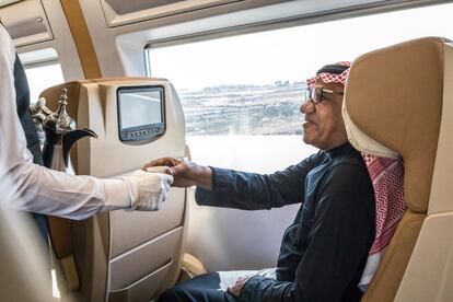 El azafato sirve un café árabe a un pasajero de clase preferente en el alta velocidad La Meca-Medina. El interior del tren, fabricado por Talgo, recuerda a cualquier AVE español, pero está adaptado a los gustos del país y el servicio a sus costumbres. El personal ha sido entrenado por Renfe.