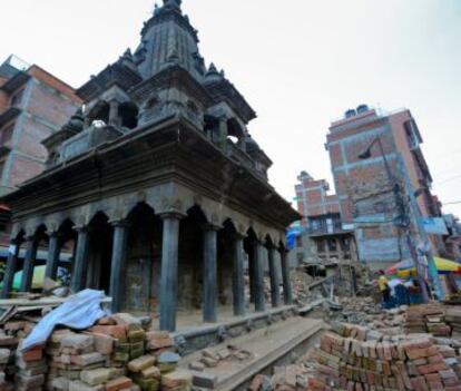 Templo hindú semidestruido tras el terremoto de Nepal de 2015.