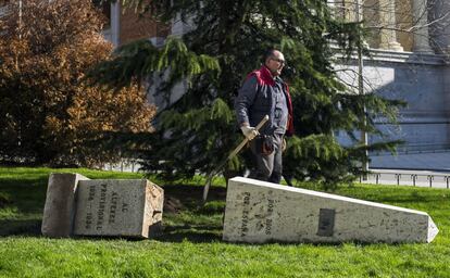 Los trabajadores llamaron a la policía, pero antes de que llegaran los agentes decidieron abandonarlo en el lugar, donde permanecía desde 1960.