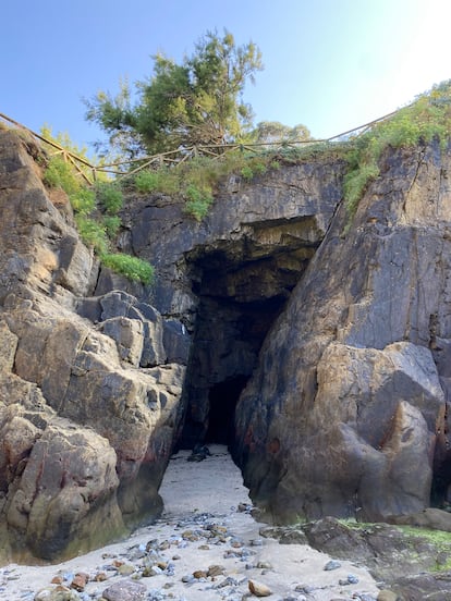 La Cueva del Ladrón de la ruta de Puerto de Dexo, en Oleiros, A Coruña.