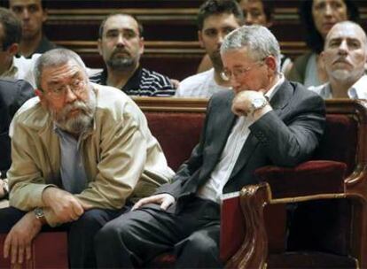 Cándido Méndez (izquierda) e Ignacio Fernández Toxo durante la presentación del documento y tras enterarse del atentado de ayer en Vizcaya.