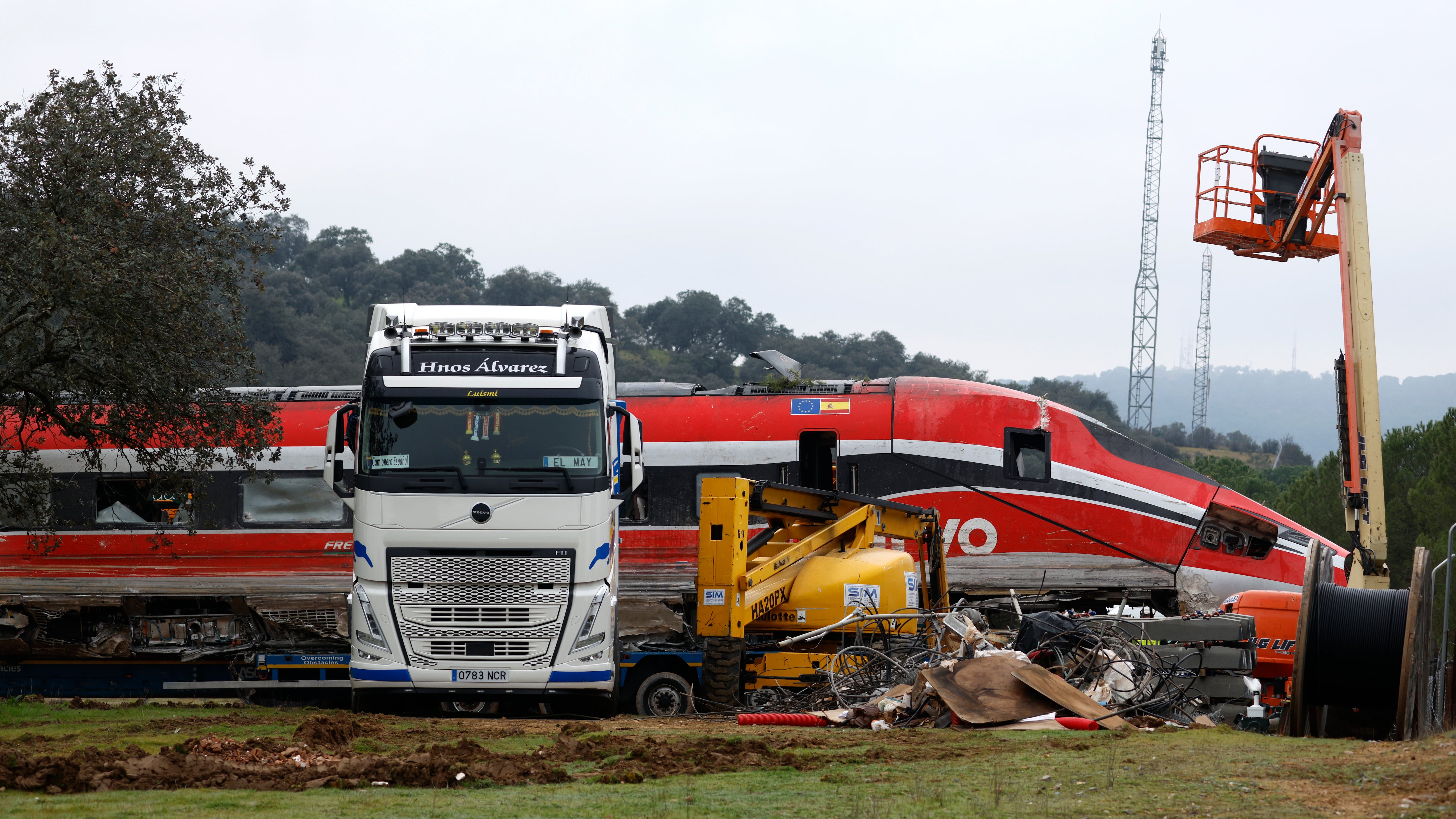 Trabajos para retirar el vagón número 8 del tren descarrilado de las vías, este miércoles en Adamuz (Córdoba).