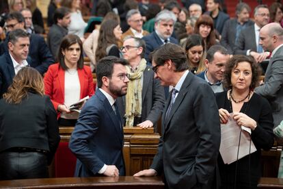 El presidente de la Generalitat, Pere Aragonès, y el líder del PSC, Salvador Illa, el día 26 en un pleno del Parlament.