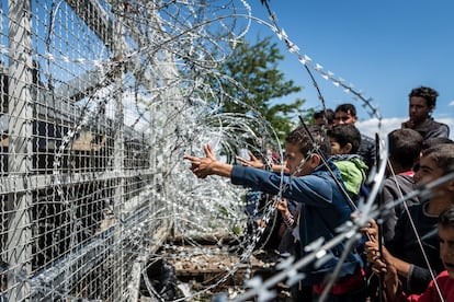 Un niño apunta hacia los militares de Macedonia durante una manifestación organizada por los refugiados demandando la apertura de la frontera. (Mayo 2016)