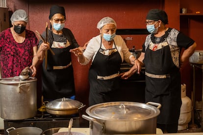 “Aquí han venido nutricionistas para tener una dieta equilibrada porque hay preocupación”, comenta el padre Fernando Tapia Miranda, que apoya a las voluntarias que preparan comidas en edificio del arzobispado en el barrio de La Pintana. En su opinión, hay un problema de educación: “La gente pobre come más de la cuenta. Y mal”.