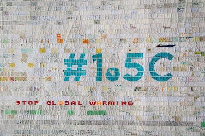 Unos 125.000 dibujos y mensajes de niños de todo el mundo sobre el cambio climático en el glaciar Aletsch, en los Alpes suizos.