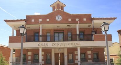 Edificio consistorial de Santos de la Humosa.