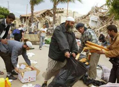 Islamistas argelinos recogen comida para las víctimas del seísmo de 2003.